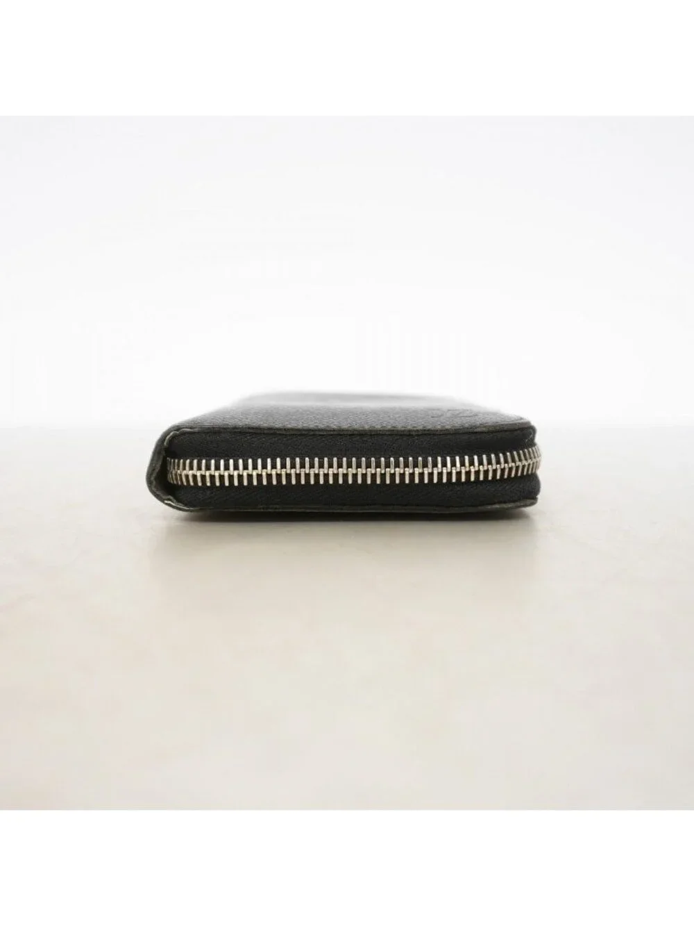 Louis Vuitton Wallet Taiga Zippy Vertical Noir